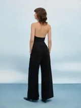 Pantalón de jean celeste de corte ancho.