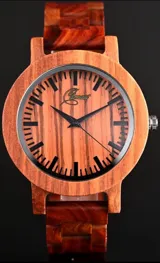 Reloj de pulsera con caja, esfera y malla de madera de sándalo rojo, con marcadores y manecillas negras. Presenta un diseño circular con corona lateral.
