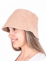 Sombrero tipo bucket de pana color beige, con textura acanalada vertical.