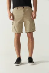 Bermuda cargo color verde militar con bolsillos laterales con cierre y logo metálico.