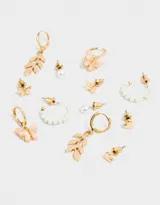 Set de seis pares de aros dorados con diferentes diseños: perlas, mariposas, corazones y hojas.
