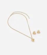 Conjunto de collar corto con cadena dorada y dije de nudo, acompañado de caravanas botón con forma de nudo.