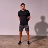 Short deportivo negro con estampado abstracto en gris y cintura elástica.