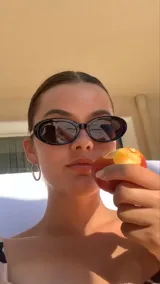 Lentes de sol ovalados con montura carey y lentes marrones con filtro UV400.