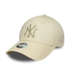 Gorra color beige con logo de los New York Yankees bordado en el frente.