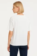 Remera blanca de algodón con estampado de limones, una taza y la frase "Lemon Tarte" en color rosa.