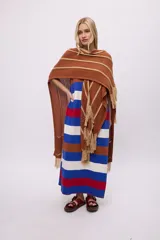 Ruana negra con flecos de algodón.