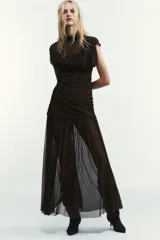 Vestido midi marrón con cuello alto y mangas cortas abullonadas. Presenta frunces en la parte superior y falda plisada. Incluye forro interior de tirantes finos ajustables y cierre lateral con cremallera oculta.