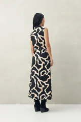 Vestido midi sin mangas confeccionado en viscosa fluida, con cuello camisero, estampado abstracto en negro y beige, y lazo para ajustar en la cintura.