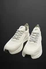 Zapatilla deportiva color crudo para uso diario y carreras ligeras. Parte superior de tejido de punto transpirable con puntera y talón recubiertos de material Shield Protect Max. Ajuste con cordones, tirador trasero y plantilla OrthoLite® extraíble. Entresuela con tecnología Spume Foam V3 y suela de goma.