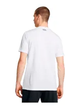 Remera deportiva Under Armour Project Rock, color blanco, de corte clásico y mangas cortas. Presenta un estampado frontal con el logo de Project Rock y la leyenda "Project Rock".
