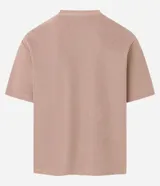 Remera color beige de corte boxy, con escote redondo y mangas cortas. Confeccionada en tejido acanalado de algodón y poliéster.