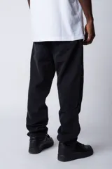 Pantalón de jean gris con efecto lavado, corte mom fit, tiro alto y pierna recta.