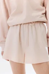 Short color beige de algodón con cintura elástica y cordón ajustable.