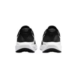 Championes de running Nike Revolution 8, color negro con detalles en blanco. Capellada de malla transpirable y suela con ranuras flexibles.