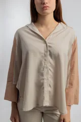Camisa color beige con mangas largas color marrón.