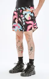 Short de baño negro con estampado de flores en tonos celeste, rosa y amarillo. Incluye malla interna y un bolsillo trasero.