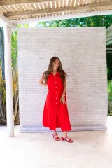 Camisola roja tipo vestido camisero, de corte midi, con cuello camisero, abotonada al frente y con abertura en el ruedo.