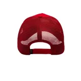 Gorra Goorin Bros. con frente rojo y rejilla roja en la parte trasera. Tiene un parche cuadrado de cuero sintético con un bordado de un tiburón y la palabra "Rage".