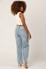 Pantalón de jean celeste de corte wide leg con licra y una franja azul marino a los costados.