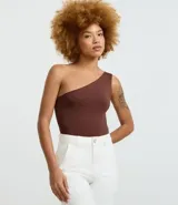 Body básico color durazno, con escote asimétrico y un solo hombro. Confeccionado en microfibra de poliamida y elastano.