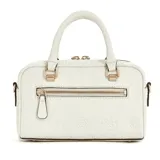 Bolso Guess modelo Cresidia, color blanco con estampado de flores en relieve y logo triangular metálico dorado. Tiene doble asa corta y correa larga ajustable y extraíble. Incluye llavero con dijes colgantes.