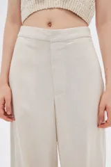 Pantalón negro ancho de lino y viscosa, de tiro alto y corte palazzo con aberturas en el ruedo.
