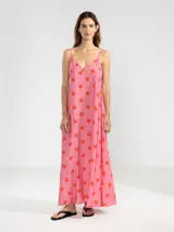 Vestido largo hasta el tobillo de viscosa y poliamida, con estampado de rayas verticales rosas y flores rojas. Tiene breteles finos, escote en V profundo y detalle de flor Polonio en cobre.