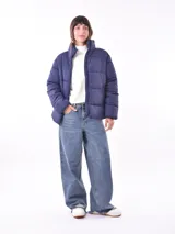 Campera puffer color gris topo, con cuello alto y cierre frontal.