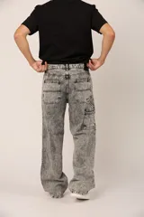 Pantalón jean gris con efecto lavado y corte amplio.