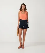 Musculosa de viscosa color salmón con tirantes anchos y escote cuadrado.