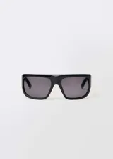 Lentes de sol rectangulares negros con montura gruesa de acetato y lentes grises con protección UV.