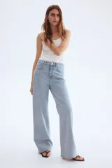 Pantalón de jean celeste de tiro alto, corte ancho y recto, con cinco bolsillos y cierre con botón.