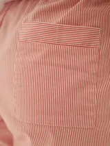 Short a rayas verticales azules y blancas de algodón, con cintura elástica y cordón ajustable. Incluye musculosa blanca de rib de regalo.