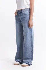 Pantalón jean celeste de tiro alto y corte wide leg.