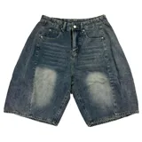 Bermuda de jean azul con lavado liviano y corte amplio.