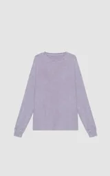 Remera manga larga lila con puños y cuello de ribb al tono, de calce regular.