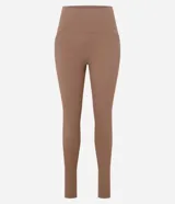 Calza deportiva color café, de microfibra ligera, tiro alto y corte ajustado. Cuenta con elástico en la cintura y tiras porta remera en la espalda.