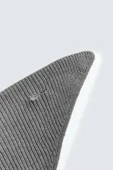 Pañoleta negra de punto tejida en hilatura de algodón.