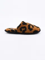 Pantuflas cerradas con estampado animal print en tonos marrón y beige, con interior de felpa.