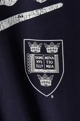Remera azul marino de corte amplio con estampado de la palabra Oxford y un escudo.