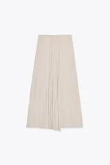Pantalón de tiro alto color beige, con cintura elástica y pernera ancha.