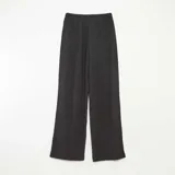 Pantalón ancho negro de punto crepé con cintura elástica y cordón ajustable.
