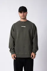 Buzo verde militar de algodón rústico con lavado gastado y estampa frontal con la palabra "COFFEE" en blanco. Corte oversize.