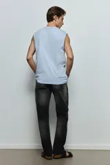 Musculosa celeste de punto liviano con ribete acanalado en cuello y sisas. Confeccionada con tejido funcional COOLMAX®, una fibra exclusiva de poliéster de secado rápido que elimina la humedad y regula la temperatura corporal.