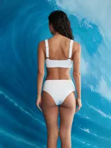 Top de bikini deportivo color negro, con tirantes anchos y tejido acanalado.