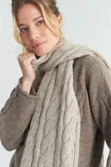 Bufanda larga color beige, tejida en lana con diseño de trenzas.