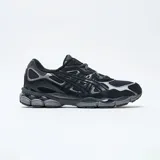 Championes Asics Gel-NYC color negro con detalles en gris plata.