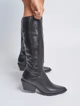 Bota alta de cuero negro, con punta fina y taco cuadrado.