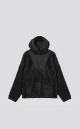 Hoodie negro con capucha confeccionado en corderito y detalles de tela bomber en pecho, espalda, capucha y bolsillos.